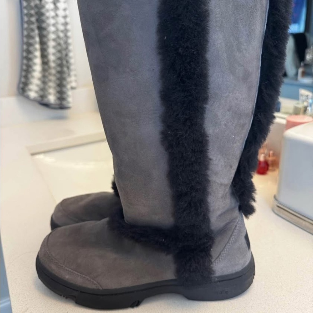 Women's Ugg Sunburst Tall Gray Boots with Black Fur Trim Sz 7